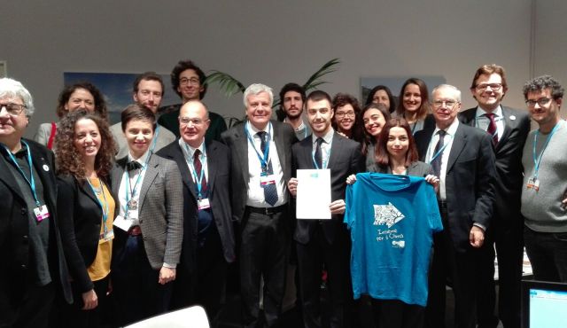 The Italian Youth Delegation to COP21 assisting the signing ceremony.